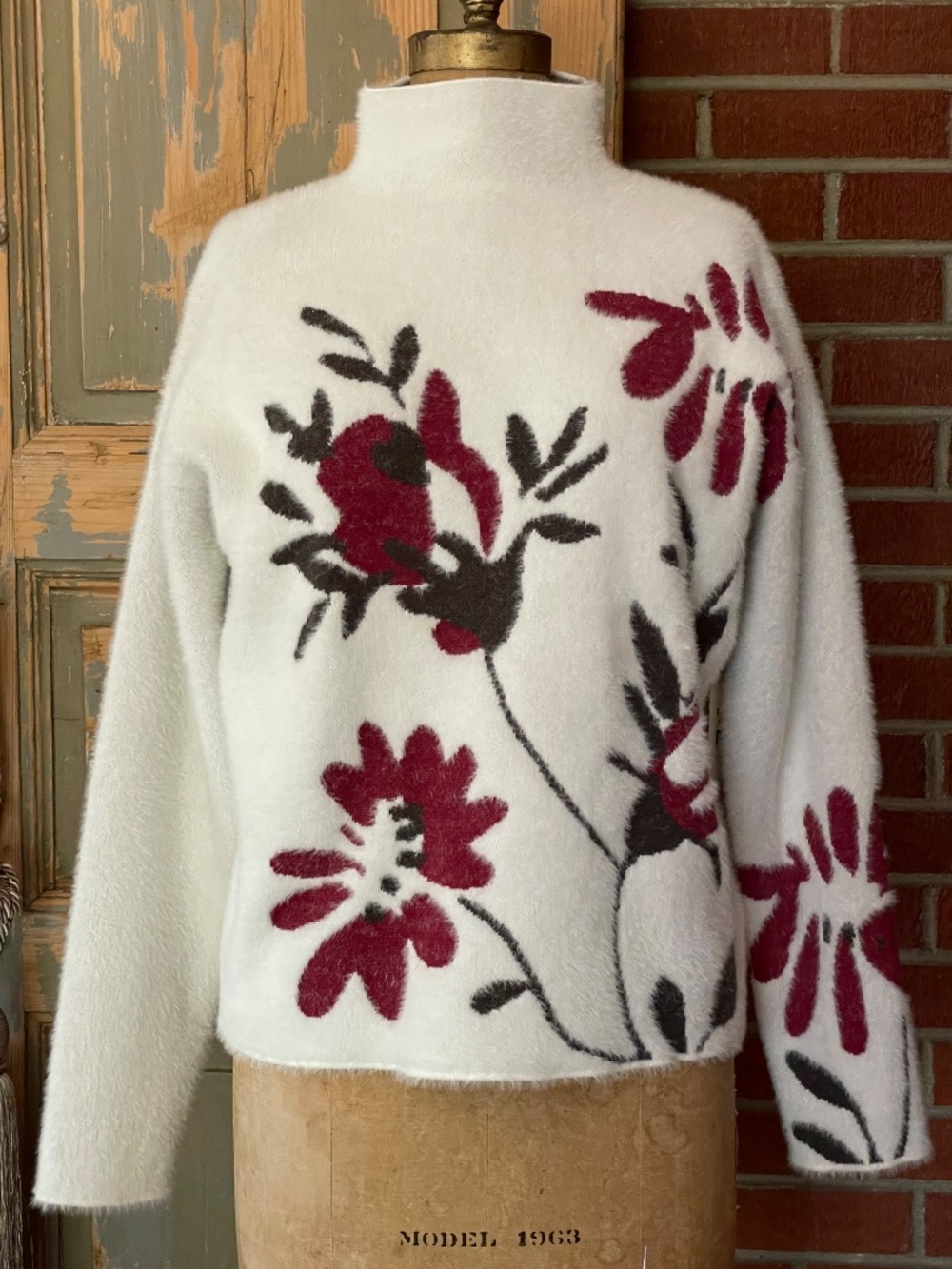 Max Studio NWT Floral Mock Neck Super Soft Sweater. Size Medium